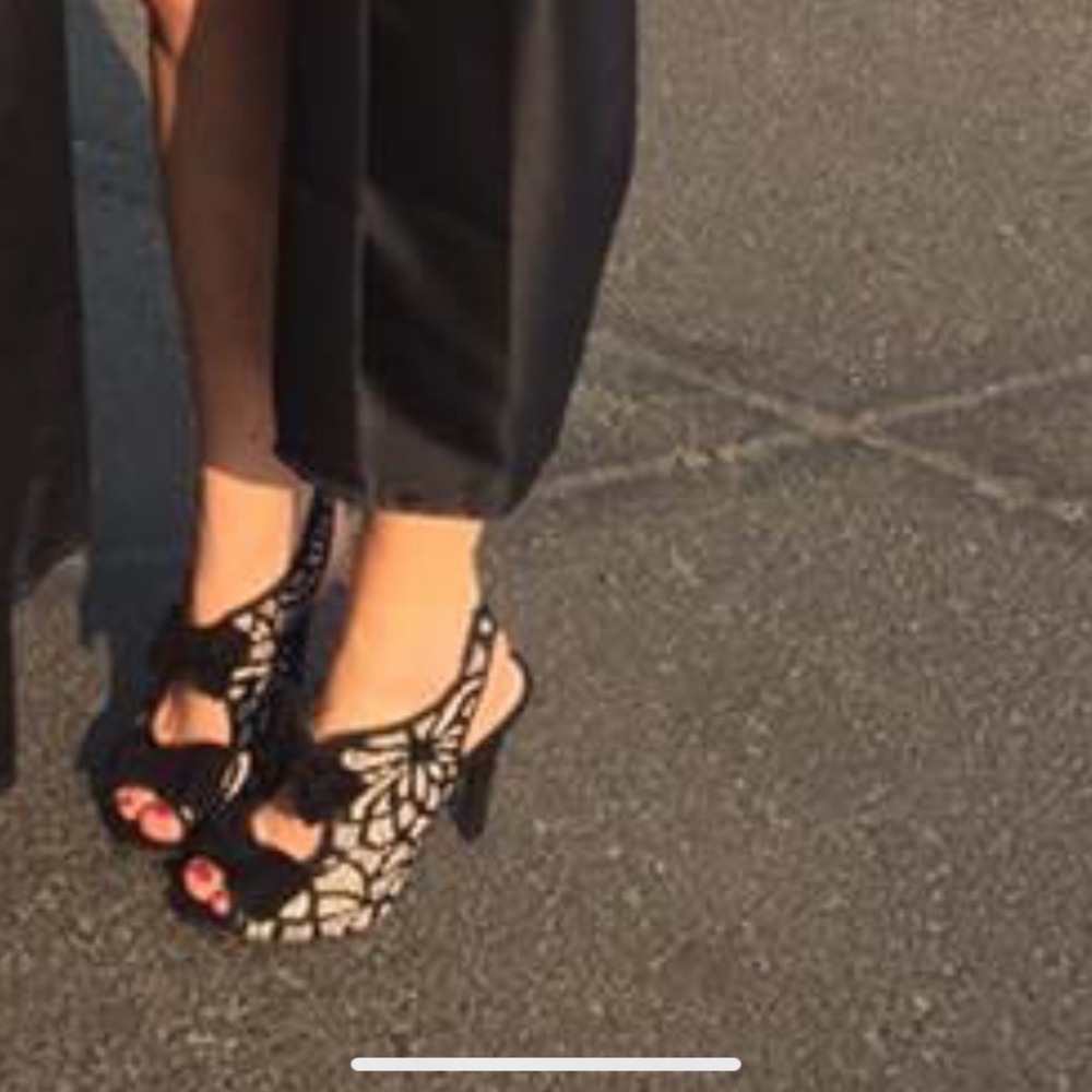 Pump heels with bows